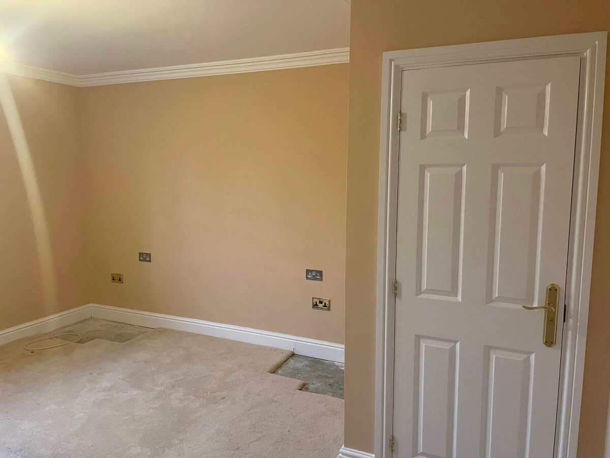 bedroom-beige-painted-walls-empty-room-cardiff-primrose-decor Bedroom with beige painted walls in Cardiff by Primrose Decor, interior decorating Fairwater